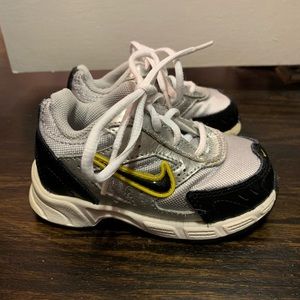 Nike Sneakers Black, Gray, and Yellow Size 5